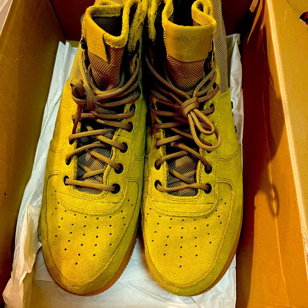 Sf af1 mid size 11.5 desert moss color way